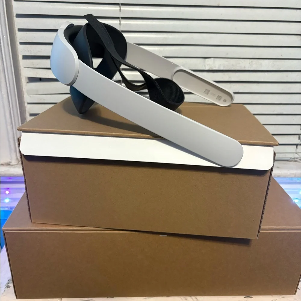Oculus Quest 2 VR Set in White